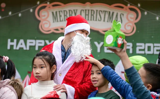 Một ngày phát quà của ông giá Noel